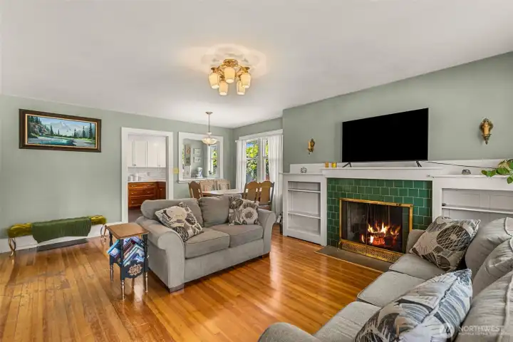 Living space to dining and kitchen