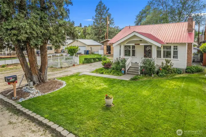 Front with parking space for up to three vehicles and garden area. Full Rv hook up and garage tucked on the left hand side of house.