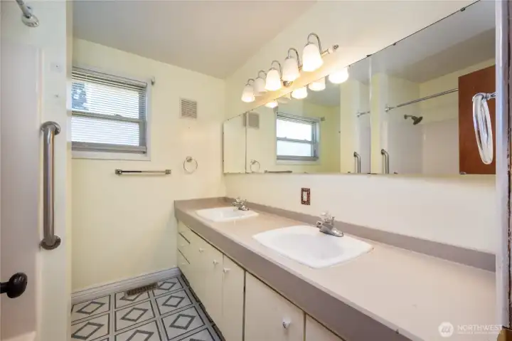 Main level - Bathroom #2