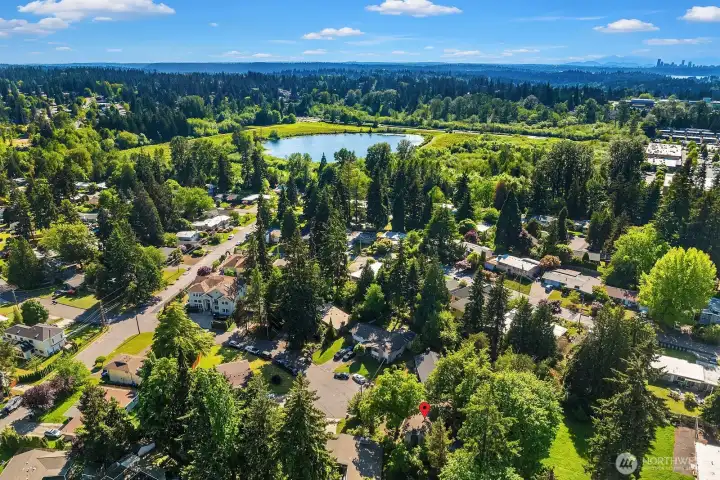 Great location near shops, restaurants, trails and parks