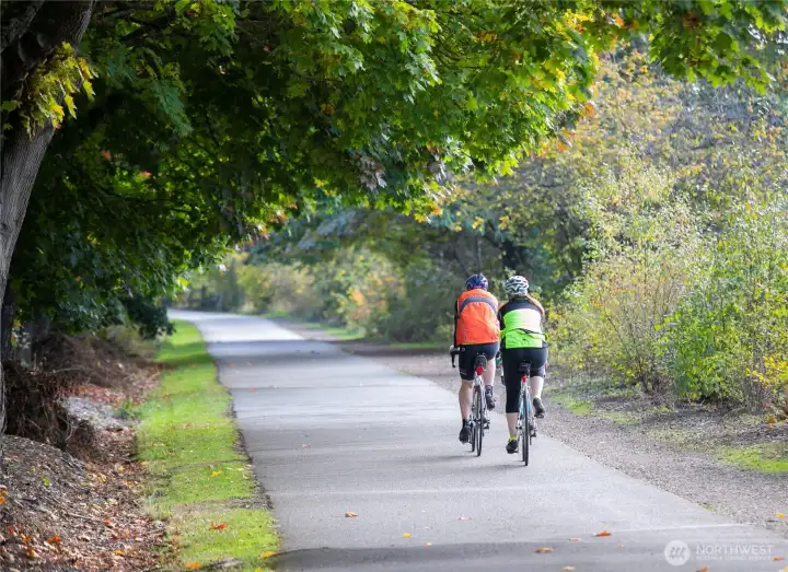 Miles of walking, running and cycling opportunities connect the neighborhood to parks, the University of Washington and destinations throughout Seattle.