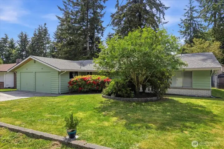 Beautifully maintained yard, featuring front of home and new lifetime roof. Beautifully maintained yard, featuring front of home and new lifetime roof.
