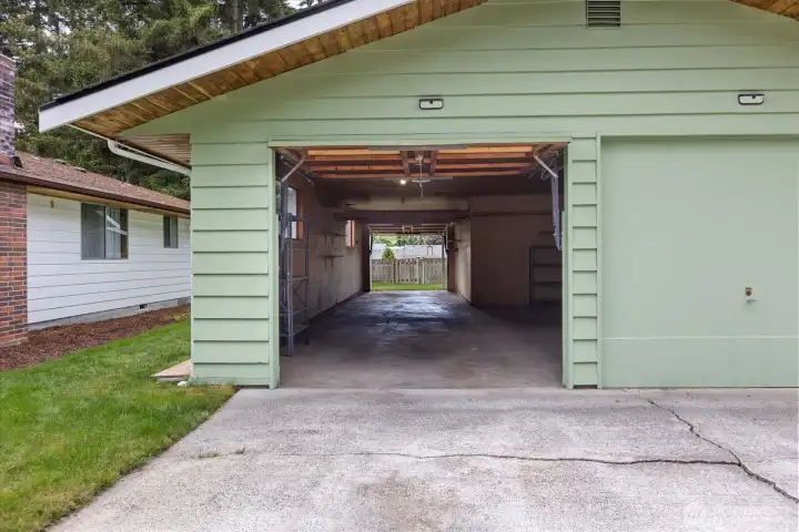 Drive right through to park your boat or extra cars in the back under the carport Drive right through to park your boat or extra cars in the back under the carport