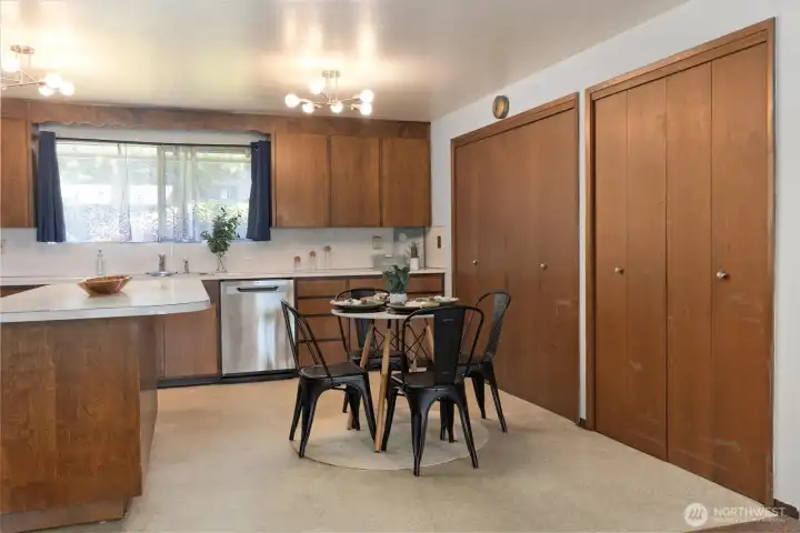 Cozy dining area. Cozy dining area.
