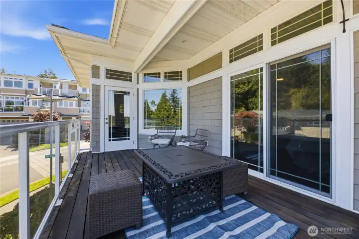 Very spacious, covered deck