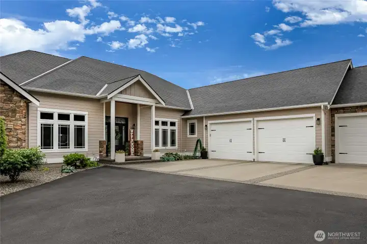 Well cared for with new roof and exterior pain in 2024. Well cared for with new roof and exterior pain in 2024.