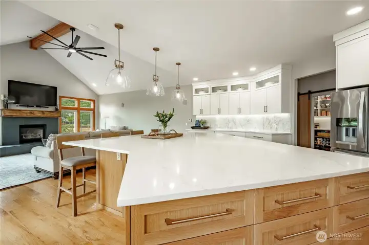Large island with seating perfect for entertaining! Large island with seating perfect for entertaining!