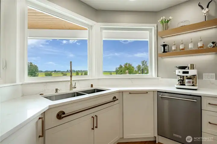 Large windows to enjoy the expansive view and acreage! Large windows to enjoy the expansive view and acreage!