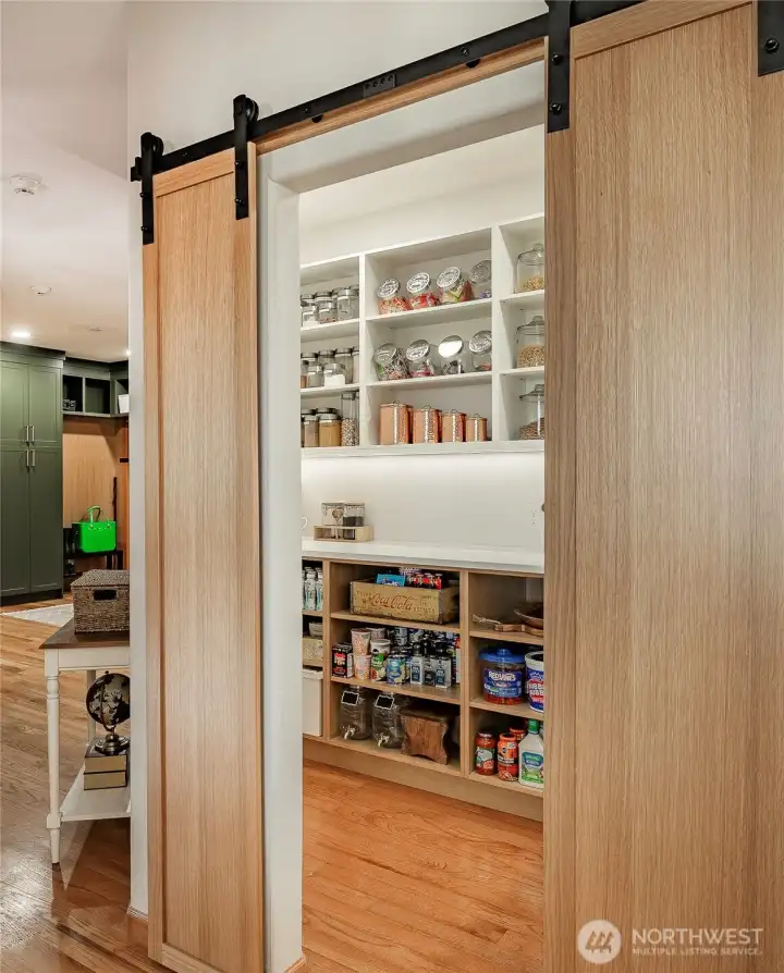 Large walk-in pantry next to the kitchen. Large walk-in pantry next to the kitchen.