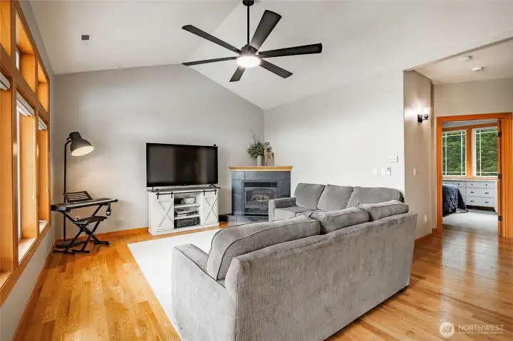 Family room next to Bedroom 3 and 4 with gas fireplace. Family room next to Bedroom 3 and 4 with gas fireplace.