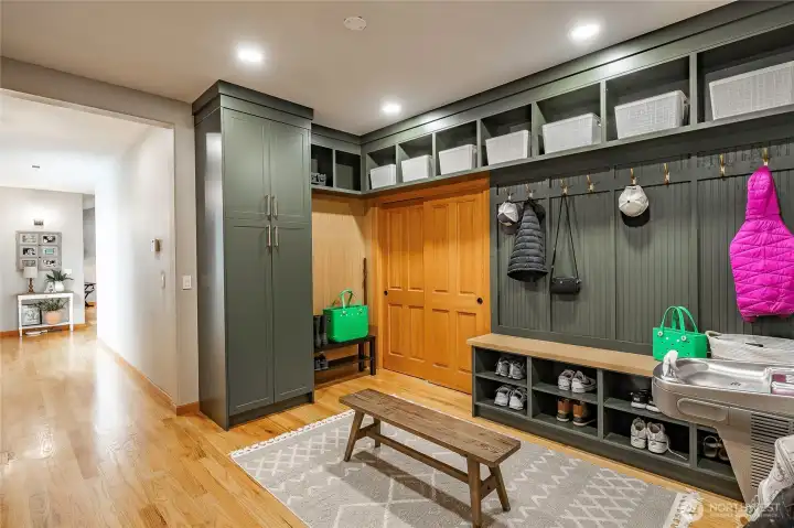 Great drop-zone space with additional closets and water fountain. Great drop-zone space with additional closets and water fountain.