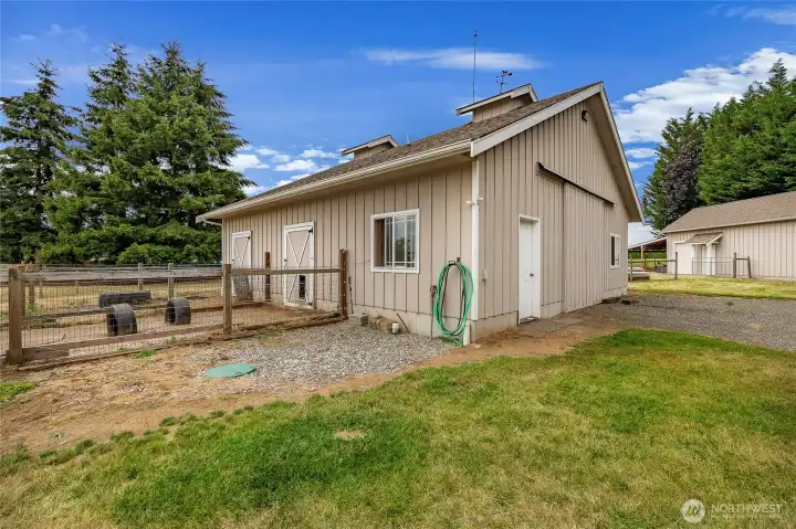 4-stall horse barn. Barn has a 1/2 bath, laundry tub and washing machine. 4-stall horse barn. Barn has a 1/2 bath, laundry tub and washing machine.