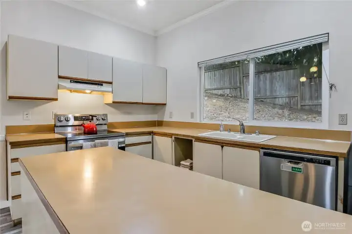 Kitchen awaits your vision. Newer appliances Kitchen awaits your vision. Newer appliances