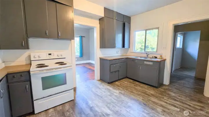DR into Kitchen