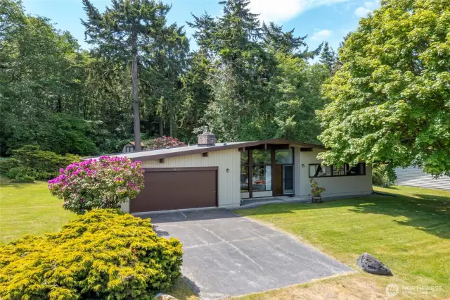 Custom 3bdr 2bath beauty on oversize lot