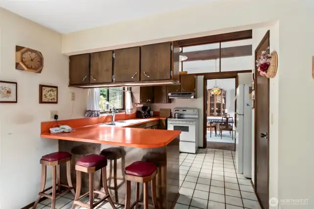 Breakfast counter & easy clean tiled floor