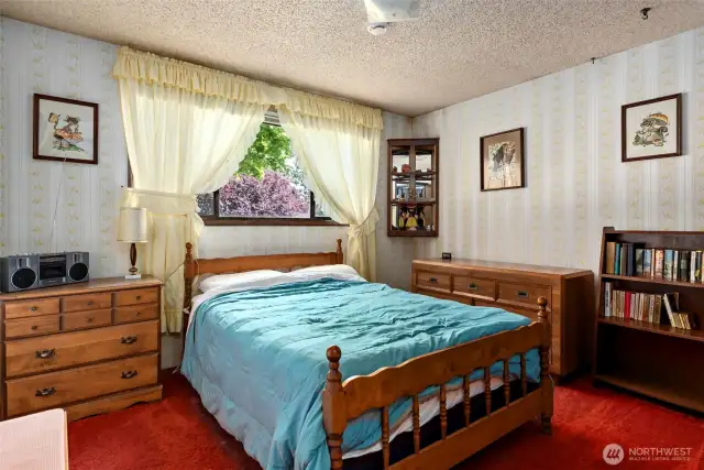 Guest bedroom overlooking front yard