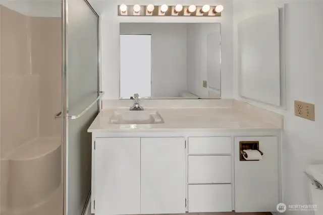Primary bedrooms en suite which is a 3/4 bathroom