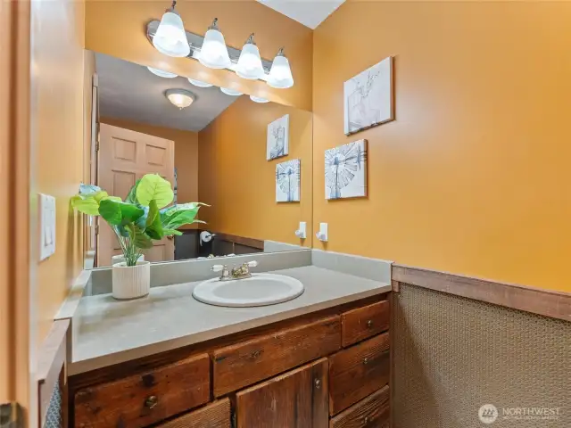 Upstairs 1/2 Bath