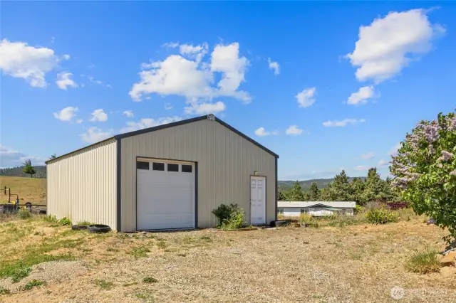 Detached garage/shop