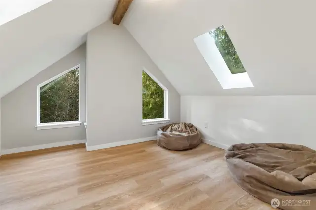 Bonus 3rd floor space. You feel like you're in a treehouse