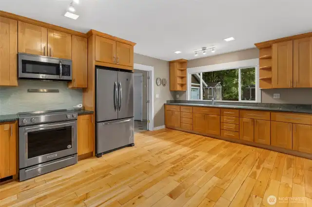 Huge kitchen with 2 sinks