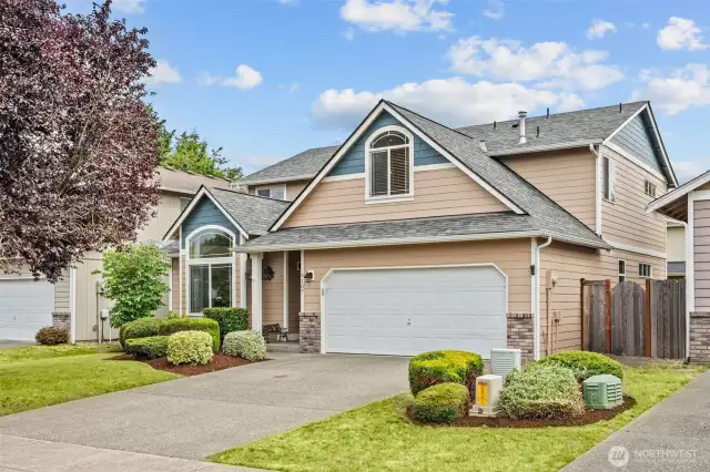 You will LOVE everything about this home! Formal living/dining rooms PLUS open-concept living area with spacious kitchen w/bar seating & eat-in area. Primary with en-suite, 3 guest bedrooms AND a bonus room. New carpet just installed, A/C and Halo LED whole house purifier.