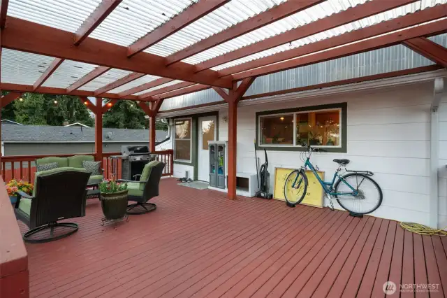 Spacious covered back deck with ramp access.