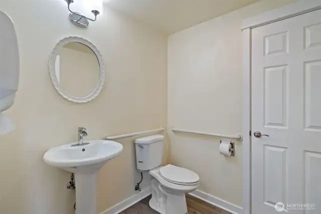 1/2 bath in Salon