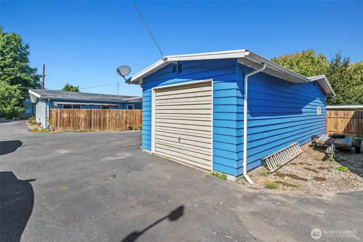 15x43 shop with second kitchen (think game processing, canning, beer making, large dinners)!
