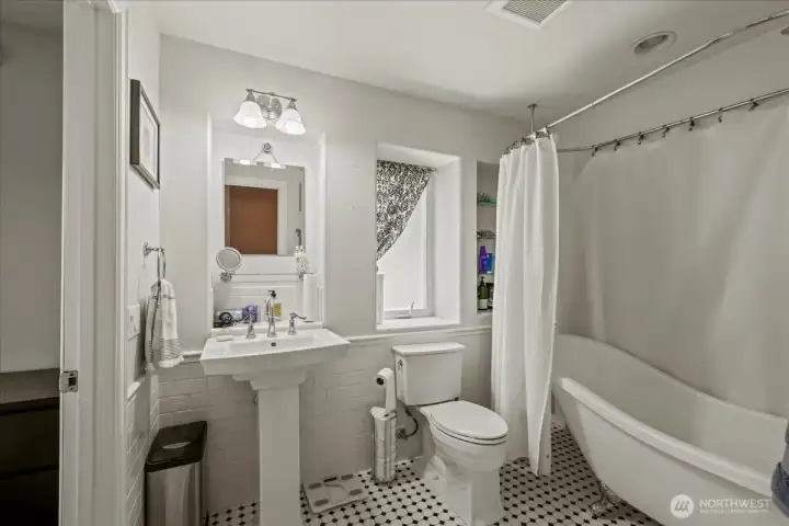 2nd bathroom with the cozy tub