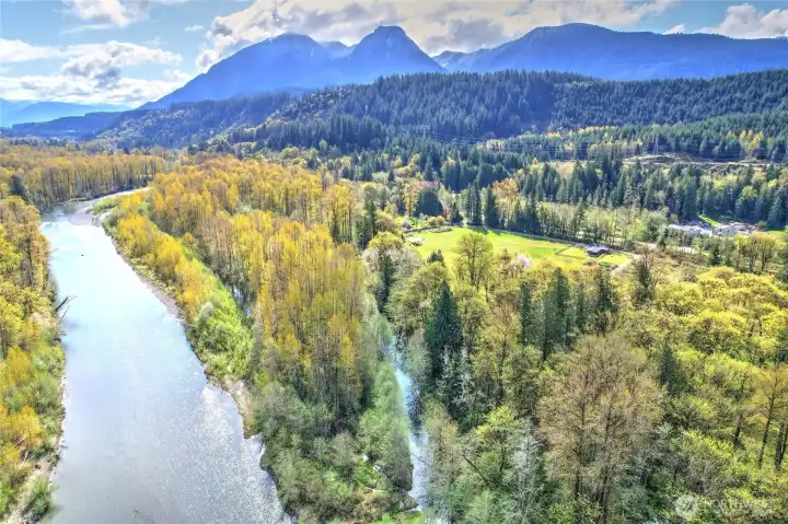 Peaceful private riverfront to enjoy!