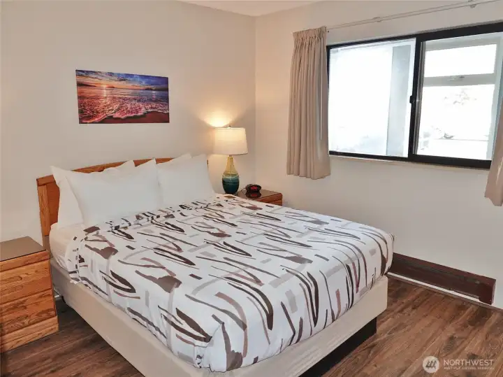 2nd Bedroom w/ Queen Bed.