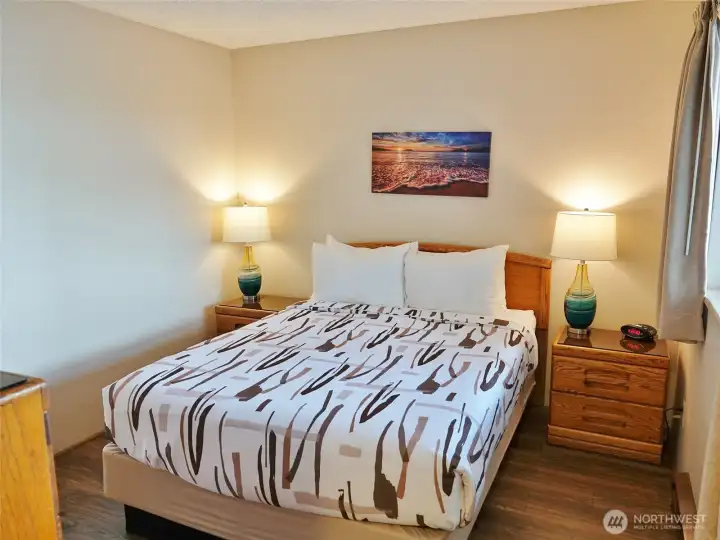 2nd Bedroom w/ Queen Bed.