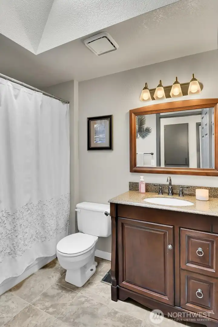 Upper-level full bath.