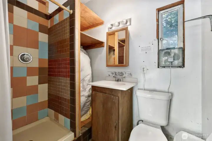 Garage 3/4 bath