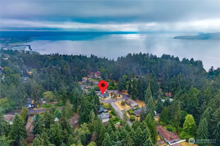 Only a block to Maarine View Park, walk to the beach. Only a block to Maarine View Park, walk to the beach.
