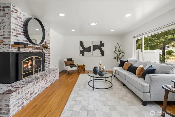 Hardwood floors keep the original charm. Hardwood floors keep the original charm.
