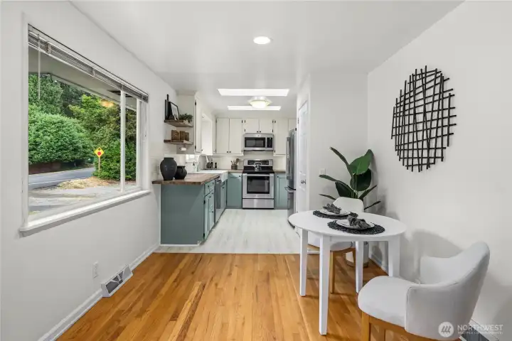 Kitchen and dining area! Kitchen and dining area!