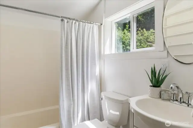 Cottage full bathroom