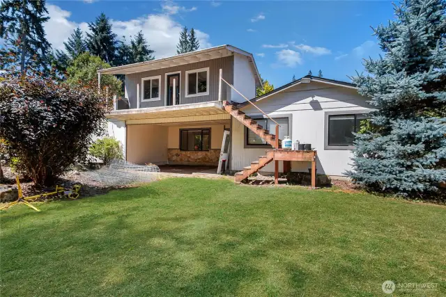 Separate bonus/office area with private side entry!