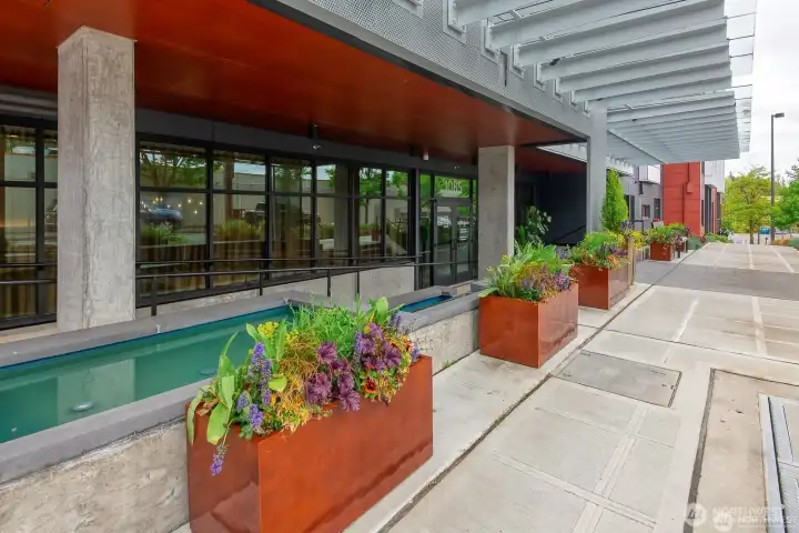 Impressive entryway with contemporary design