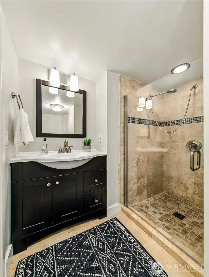 En-suite guest bathroom. Utmost privacy!