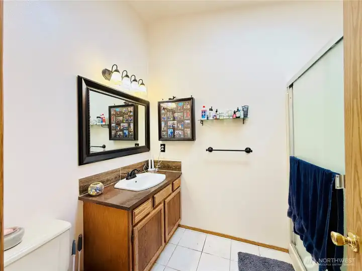 Primary bedroom ensuite 3/4 bathroom