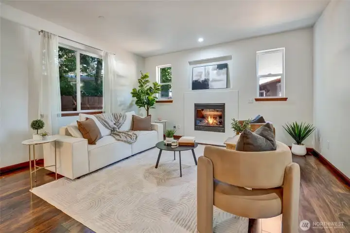Spacious livingroom with gas fireplace Spacious livingroom with gas fireplace