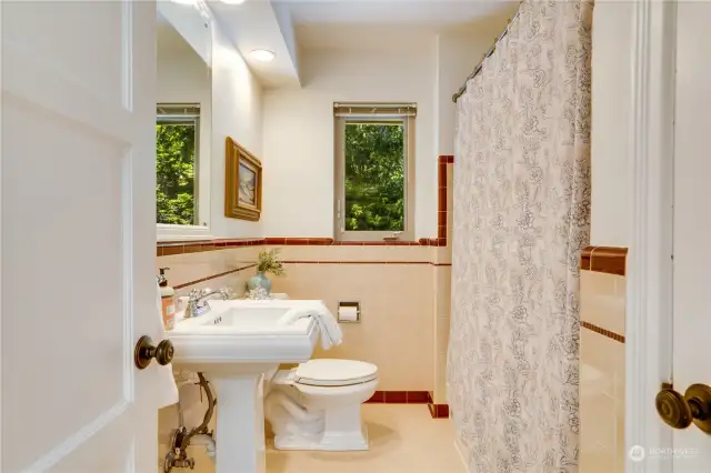 Bathroom on the main floor located between the two bedrooms. t