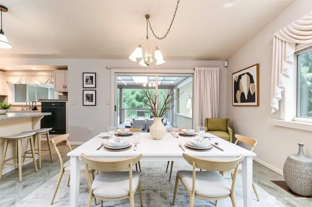 Virtually Staged dining area.
