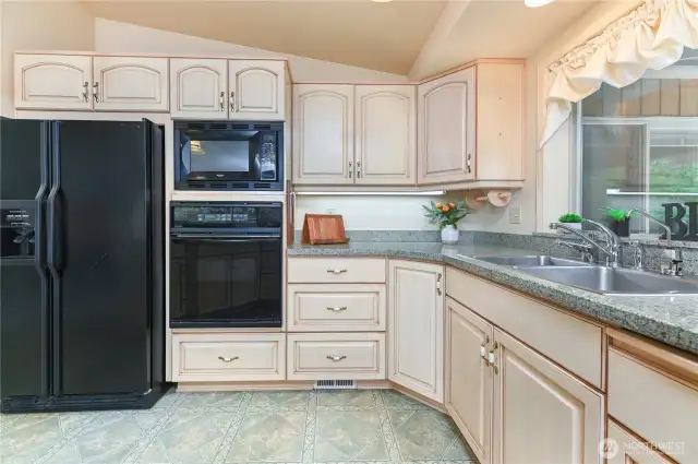 Great sized kitchen and raised oven and dishwasher.