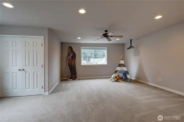 Huge bedroom #5 /play room/ Bonus room
