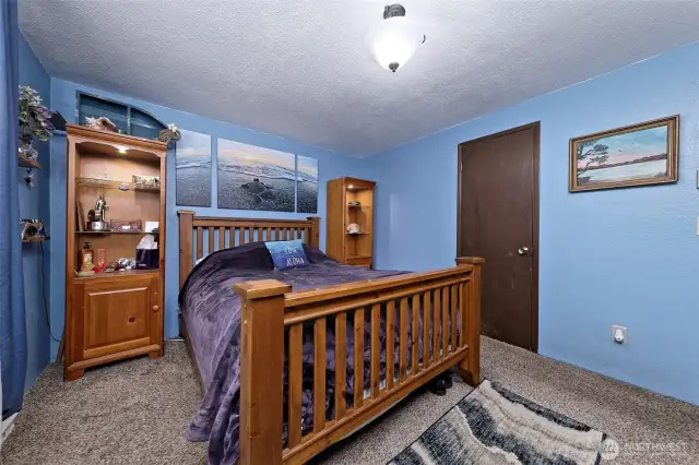 Primary bedroom, with a 3/4 bathroom.